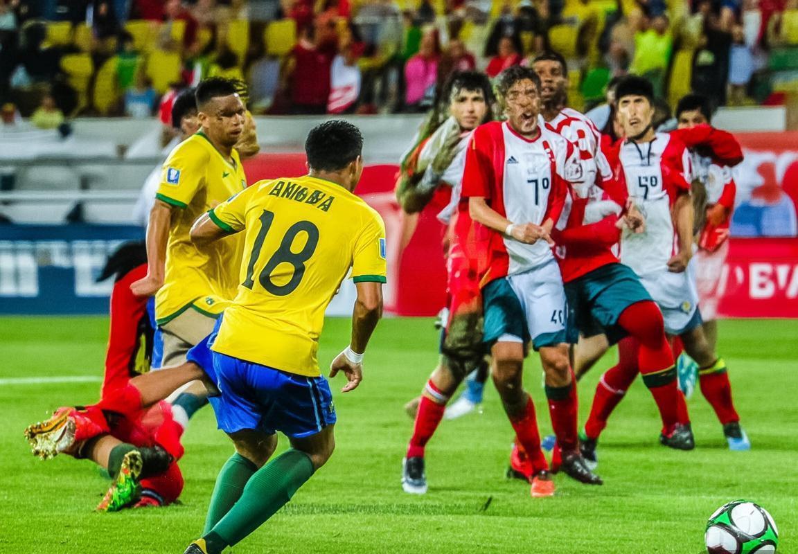 巴西VS玻利维亚：激情对决背后的战术揭秘与精彩瞬间回顾(图1)